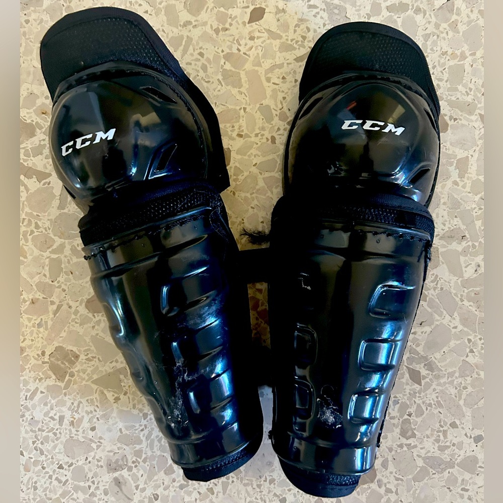 CCM YOUTH HOCKEY SHIN GUARDS SIZE YT 9/23CM YOUTH MEDIUM